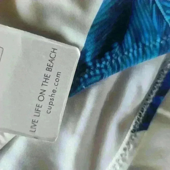 NWT Cupshe bikini bottoms. White with blue feathers - Picture 4 of 4